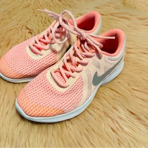 Nike revolution 4 Sz 4Y